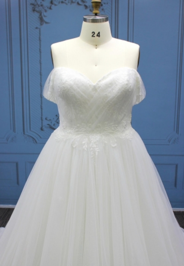 A Line Wedding Dress Tulle Lace Plus Size Bridal Gown, Crafted from an elegant combination of tulle and lace, this A-line bridal gown features a lace 