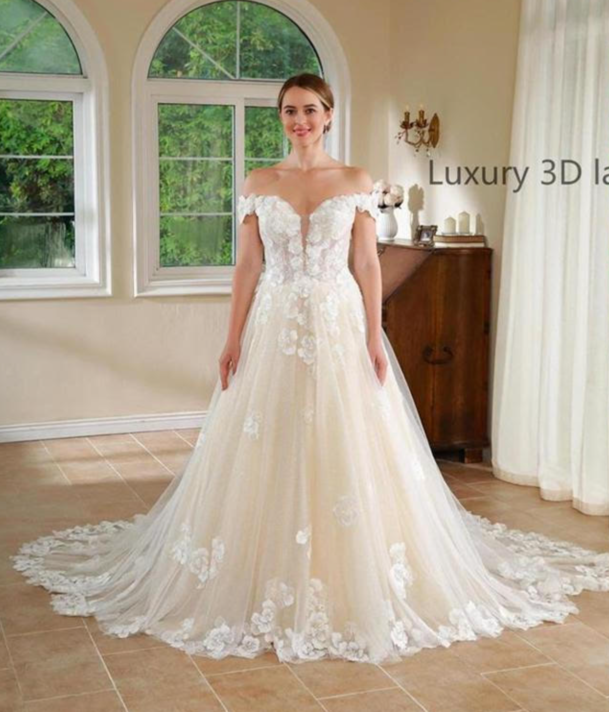 Vestido de novia de corte A con escote en V pronunciado de tul y encaje floral