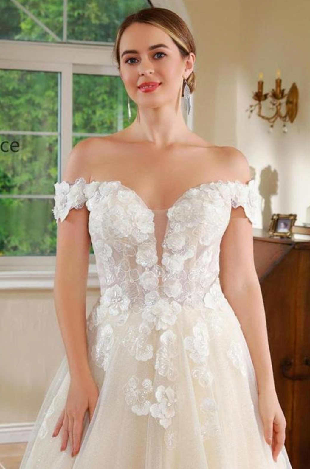 Vestido de novia de corte A con escote en V pronunciado de tul y encaje floral