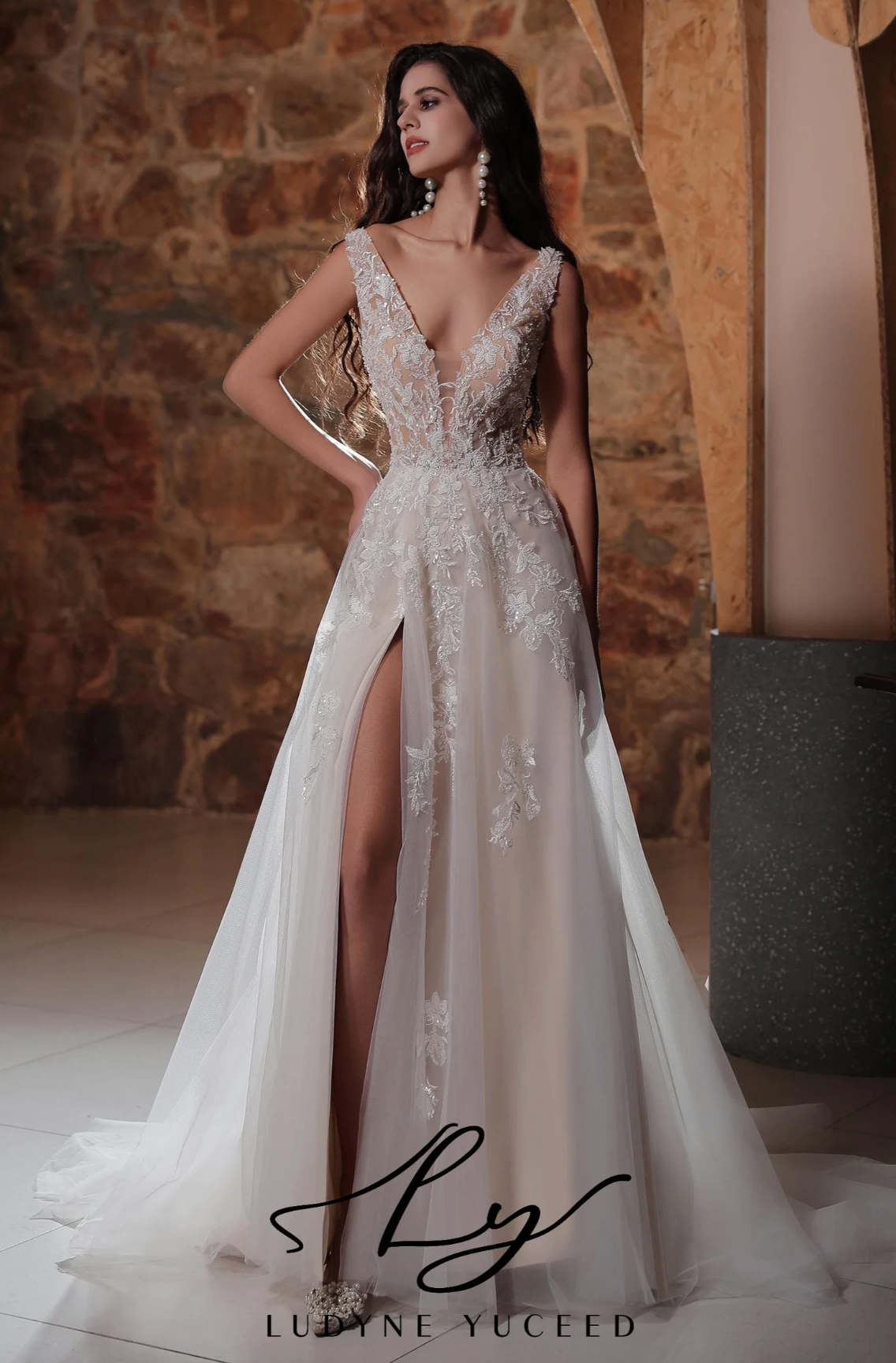 Wedding Dress Plunging V-Neckline Tulle A-Line Bridal Gowns, This wedding gown showcases exquisite craftsmanship with a bodice embellished in intricate lace 