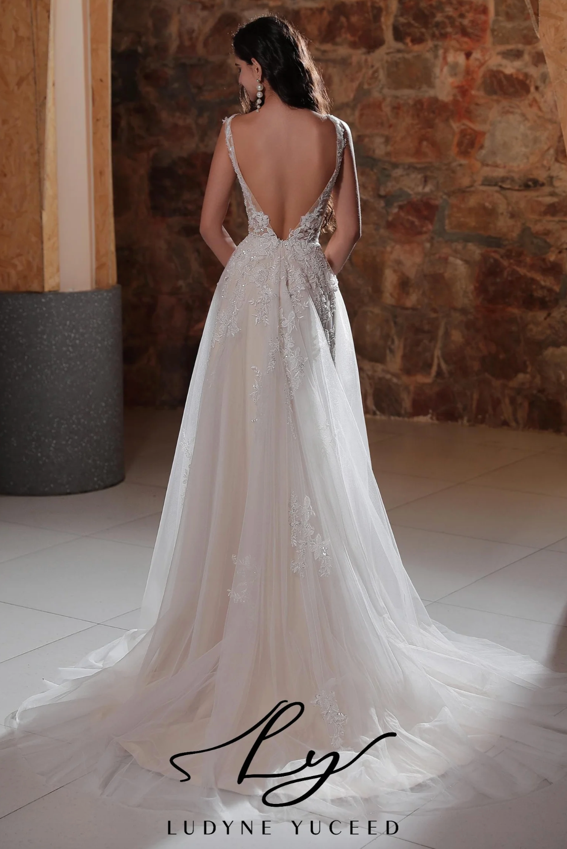 Wedding Dress Plunging V-Neckline Tulle A-Line Bridal Gowns, This wedding gown showcases exquisite craftsmanship with a bodice embellished in intricate lace 