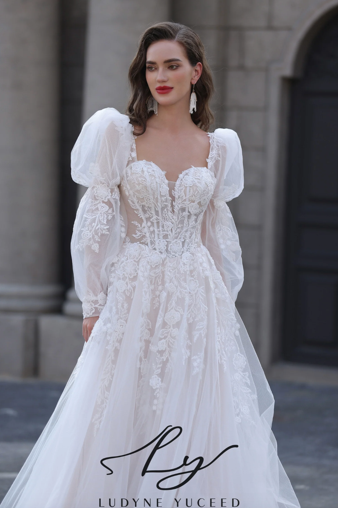 Wedding Dress Puff Sleeve Lace Tulle Bridal Gown, this captivating wedding dress effortlessly blends vintage charm with modern romance. It fe