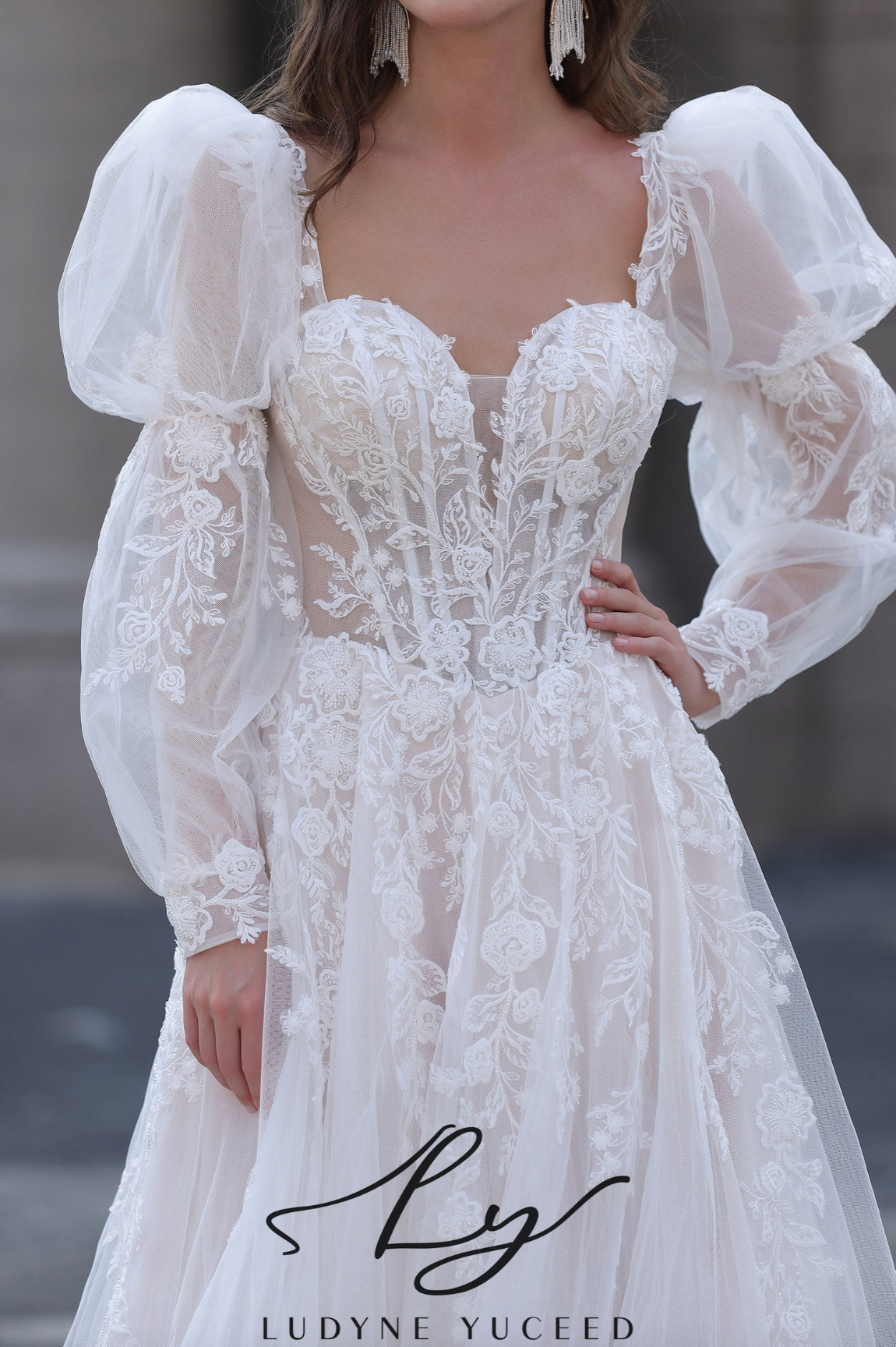 Wedding Dress Puff Sleeve Lace Tulle Bridal Gown, this captivating wedding dress effortlessly blends vintage charm with modern romance. It fe