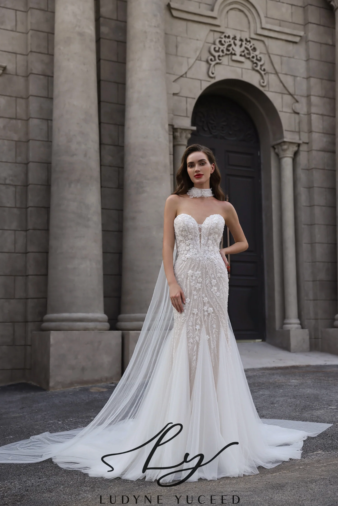 Wedding Dress Strapless Mermaid Choker Cape Bridal Gown, this captivating wedding gown showcases a strapless sweetheart neckline that beautifully highlig