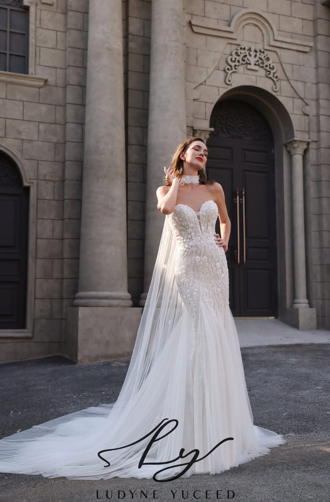 Wedding Dress Strapless Mermaid Choker Cape Bridal Gown, this captivating wedding gown showcases a strapless sweetheart neckline that beautifully highlig