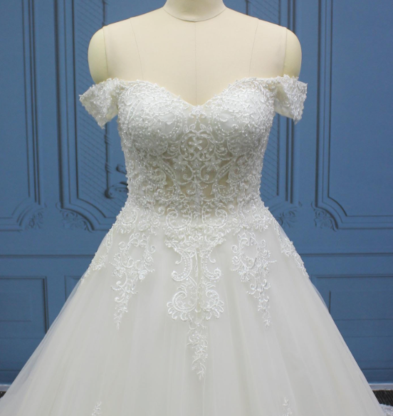 Vestido de novia de corte A sin mangas con encaje y perlas
