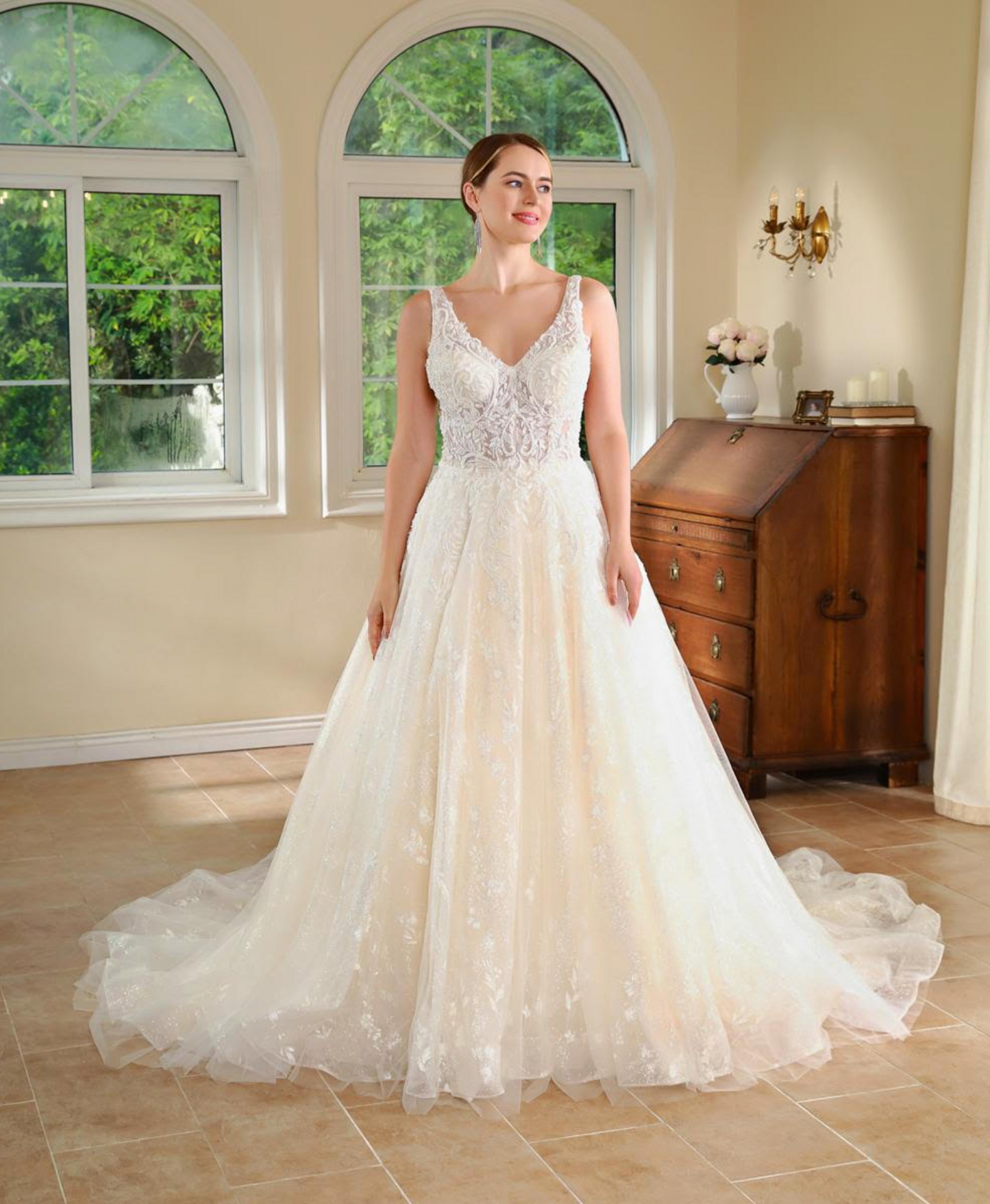 Vestido de novia princesa de encaje con corte A y laterales con ilusión