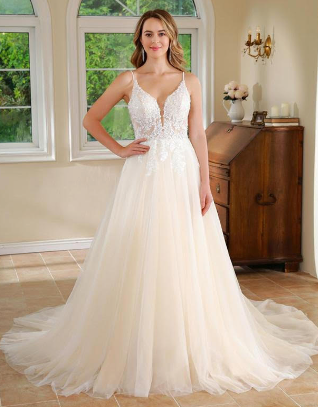 Vestido de novia estilo jardín con escote en V profundo y encaje de corte A