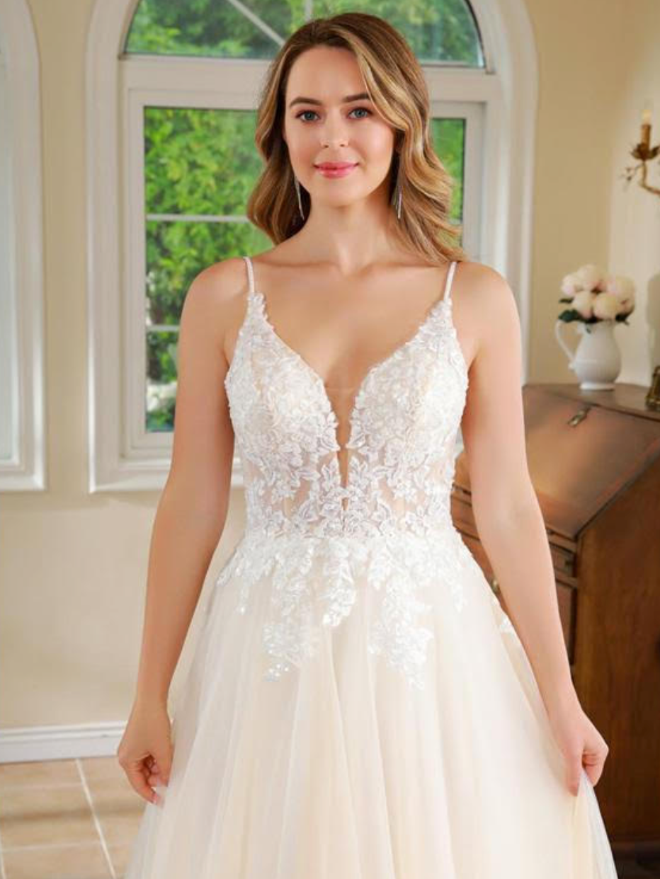Vestido de novia estilo jardín con escote en V profundo y encaje de corte A