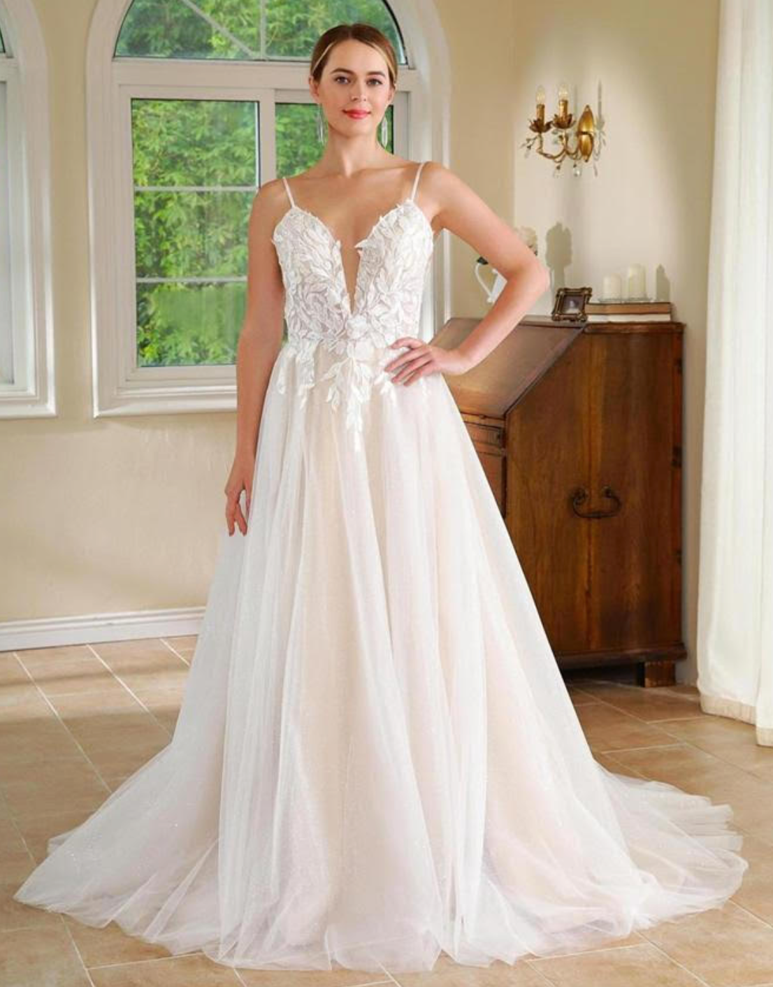 Vestido de novia de tul con escote en V profundo y encaje de ilusión en forma de A