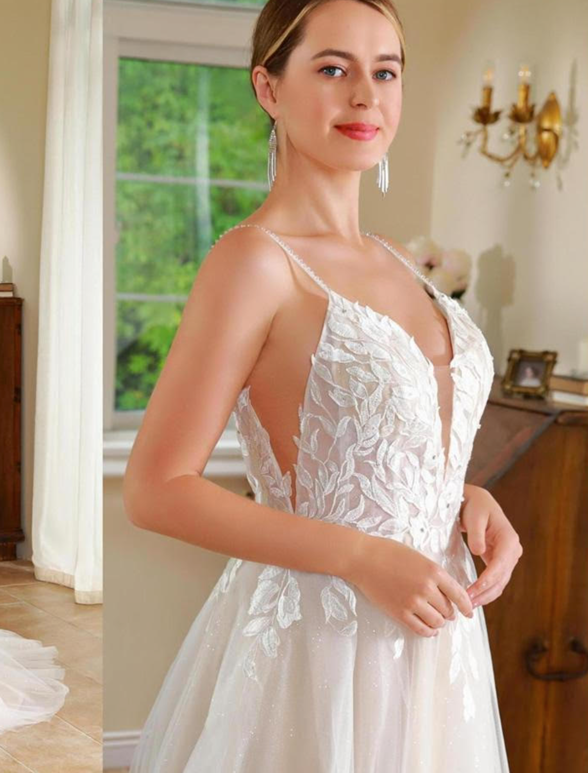 Vestido de novia de tul con escote en V profundo y encaje de ilusión en forma de A