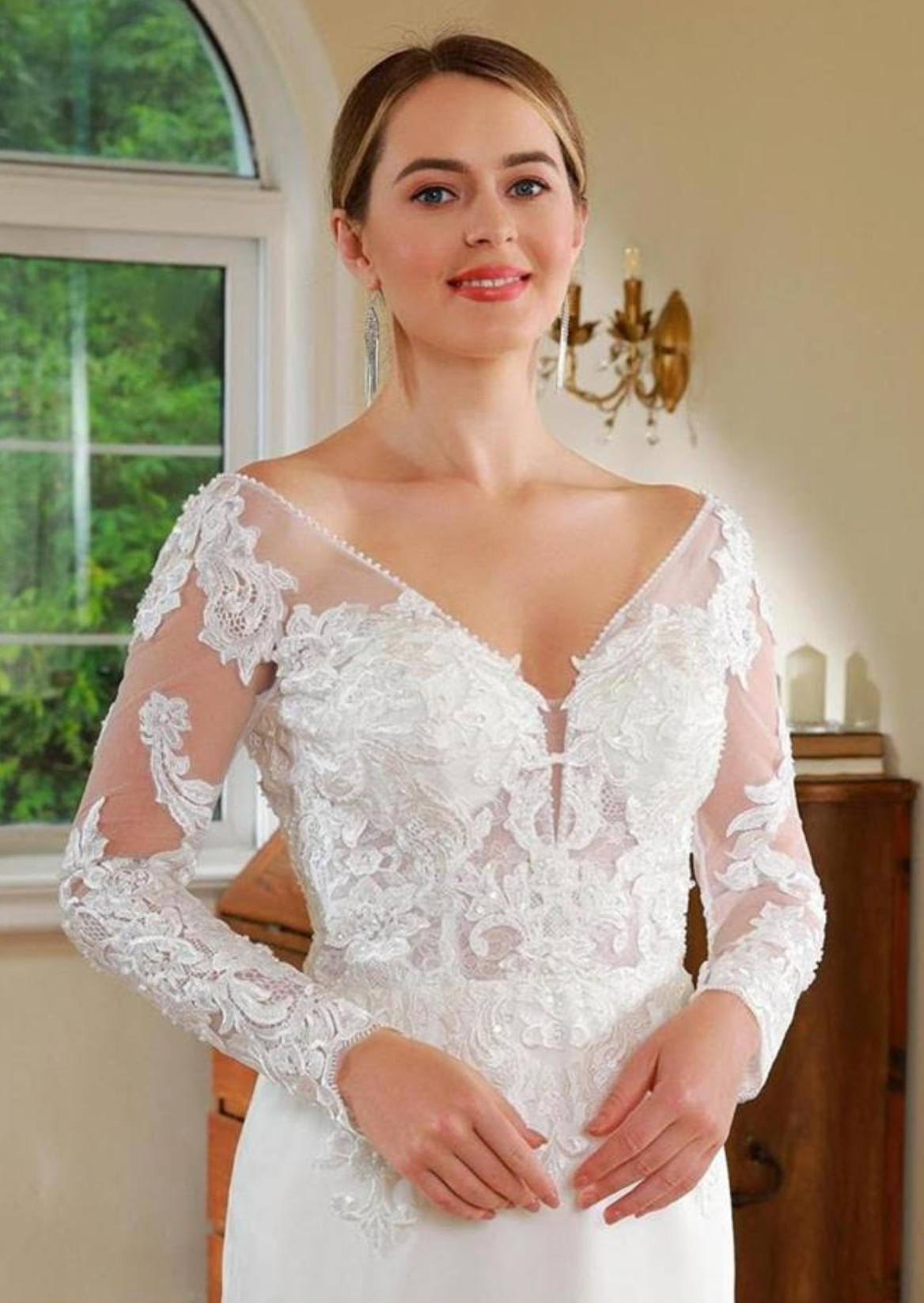 Vestido de novia de satén con escote en V ancho y encaje entallado 