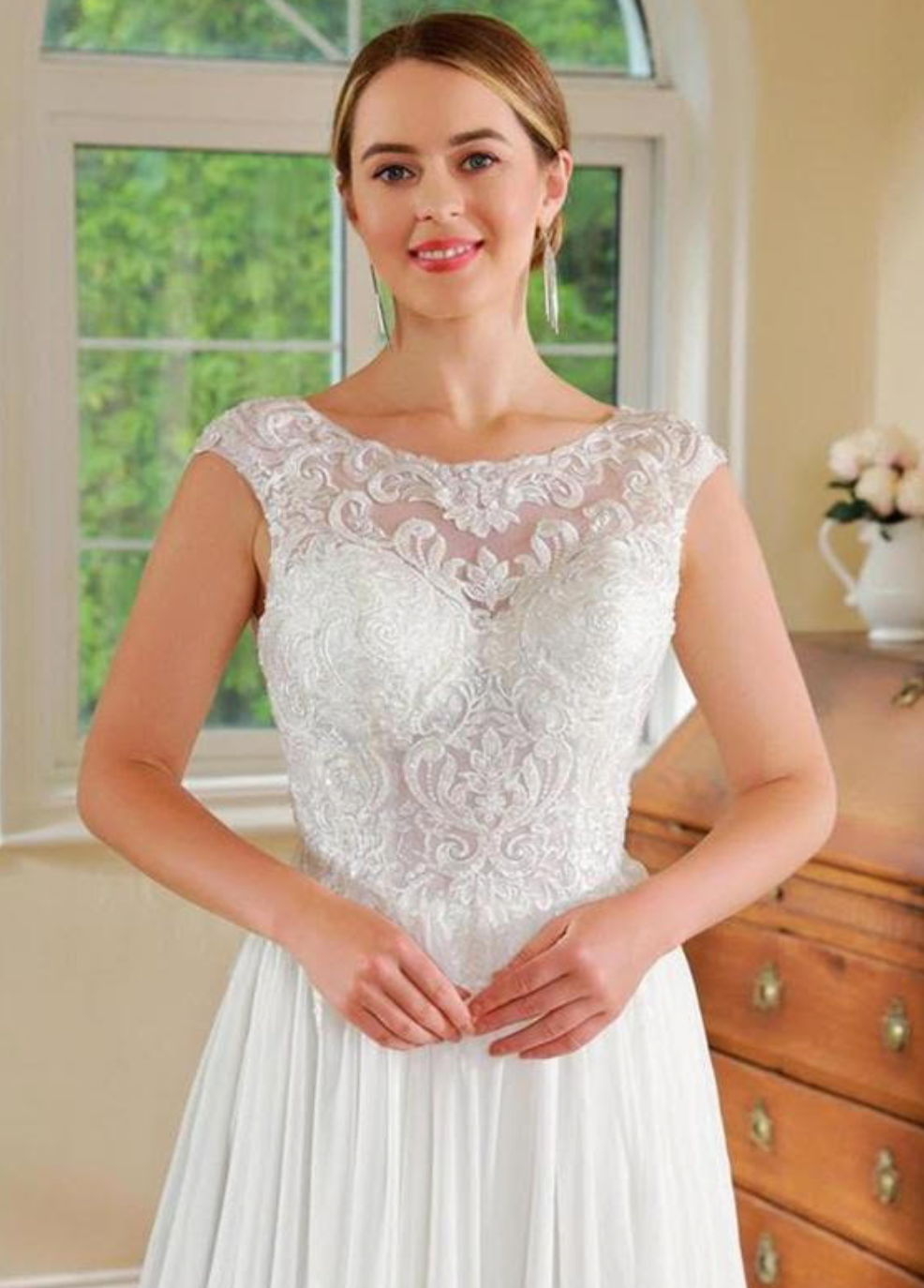 Vestido de novia de encaje, entallado y con vuelo de gasa
