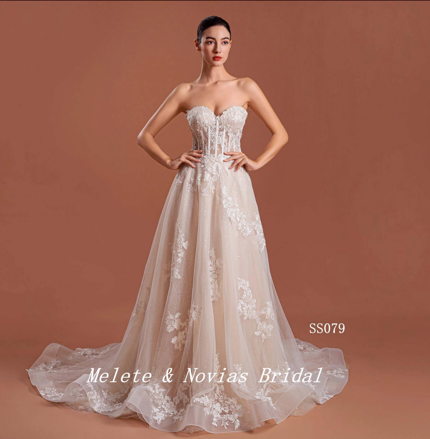 Vestido de novia de encaje con corte en A y corsé