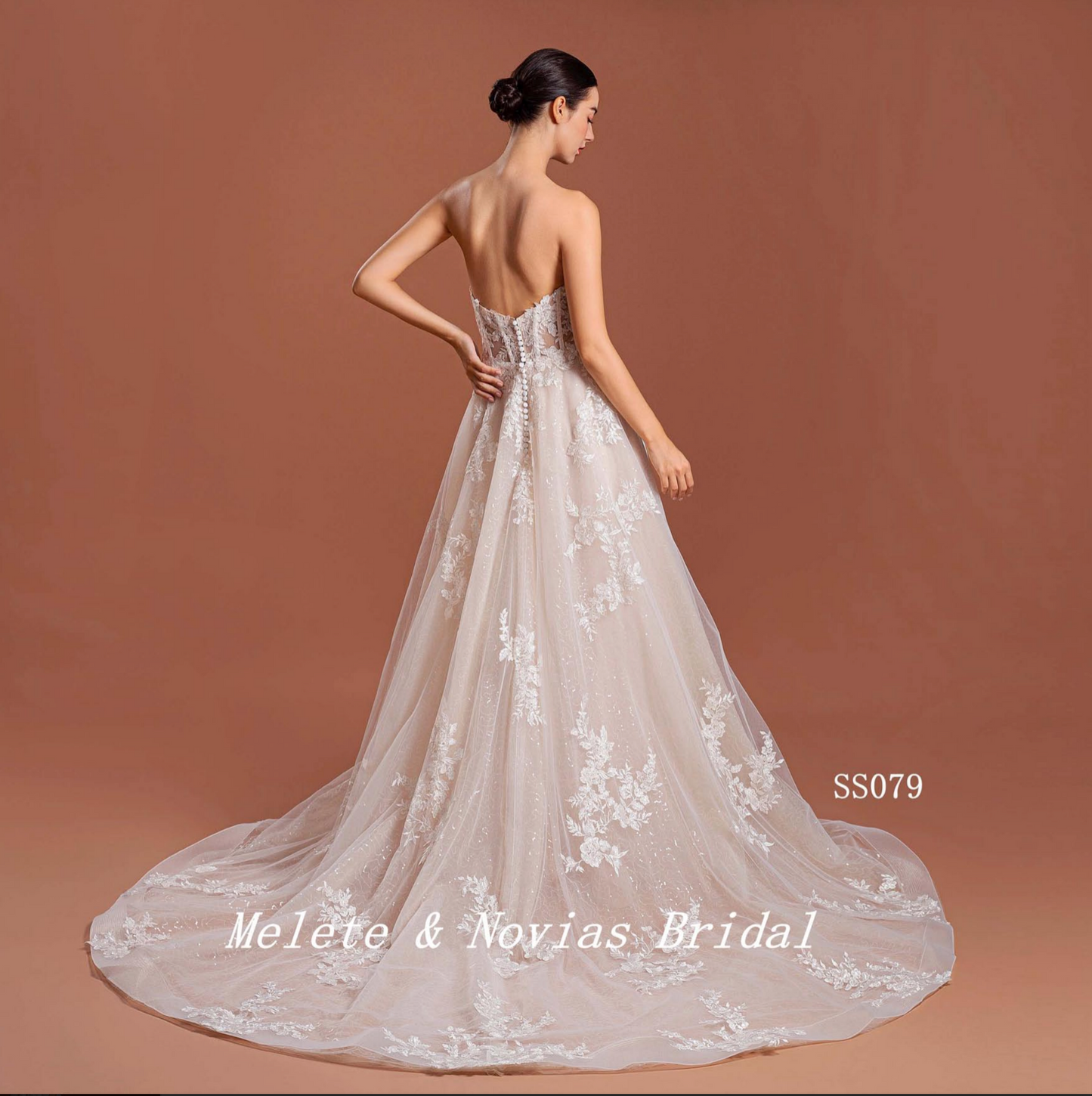 Vestido de novia de encaje con corte en A y corsé
