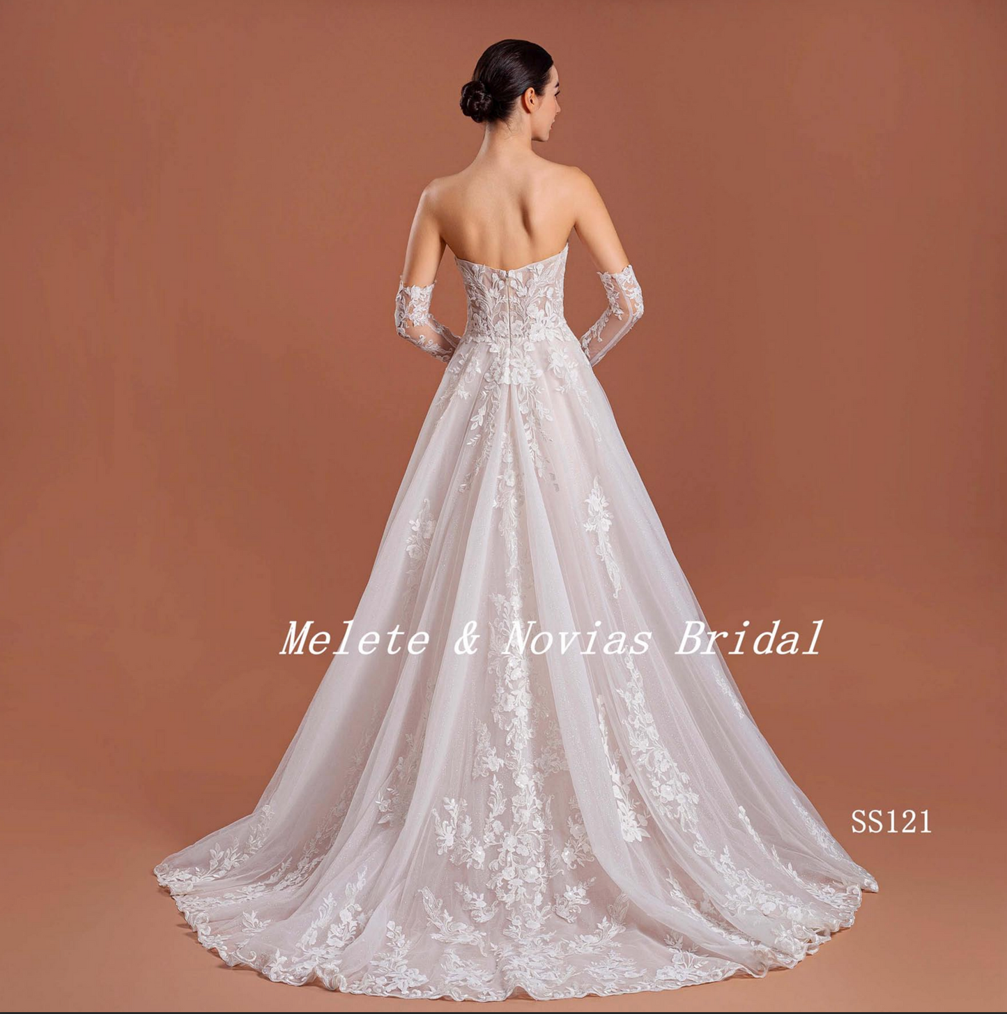 Vestido de novia moderno de corte A con encaje de tul y escote en V profundo con mangas separadas