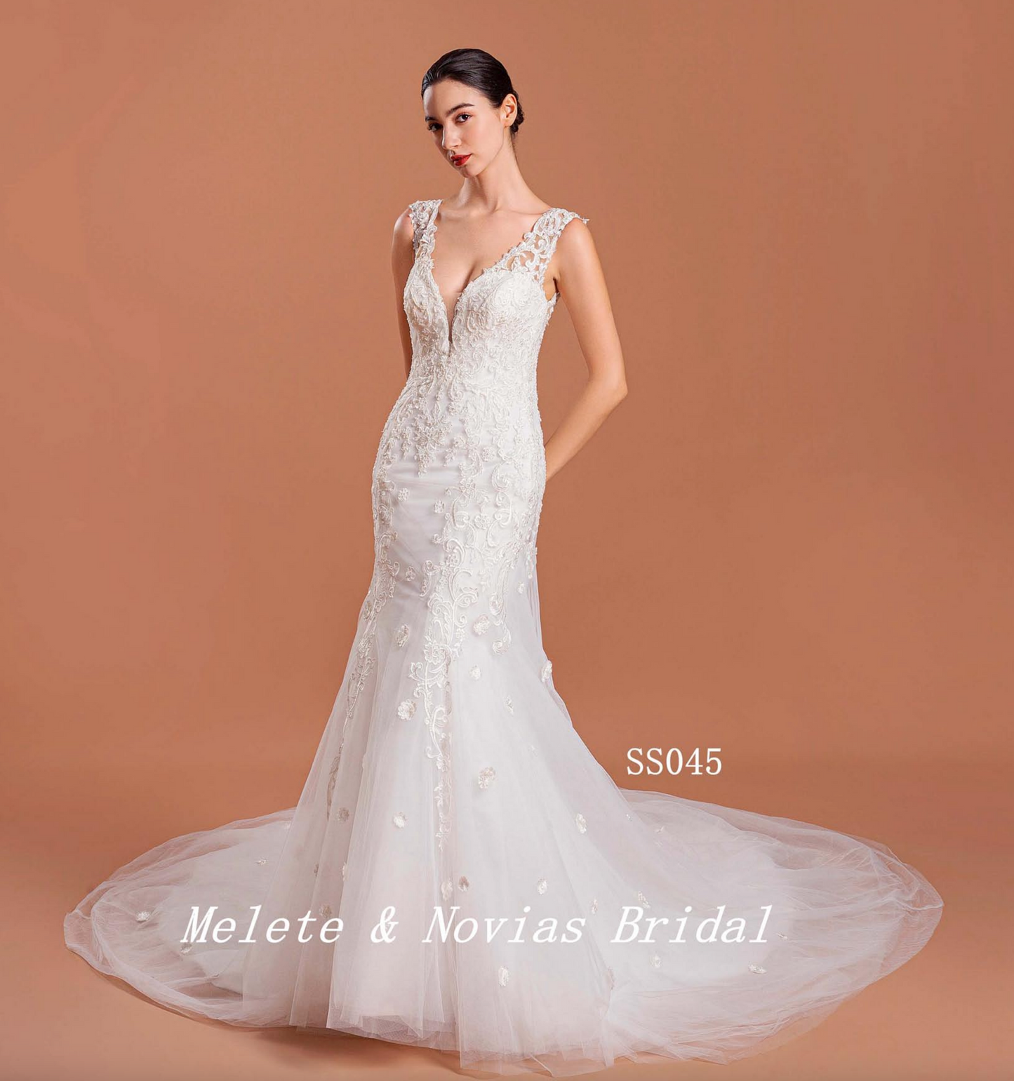 Vestido de novia clásico de corte trompeta con escote en V pronunciado