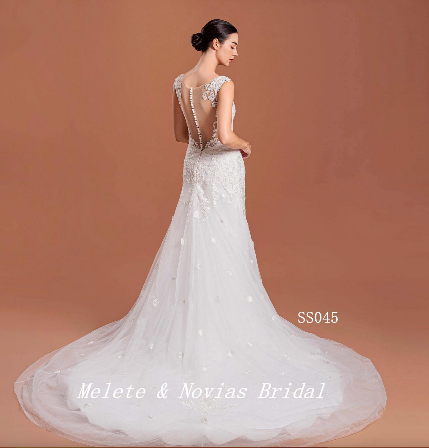 Vestido de novia clásico de corte trompeta con escote en V pronunciado