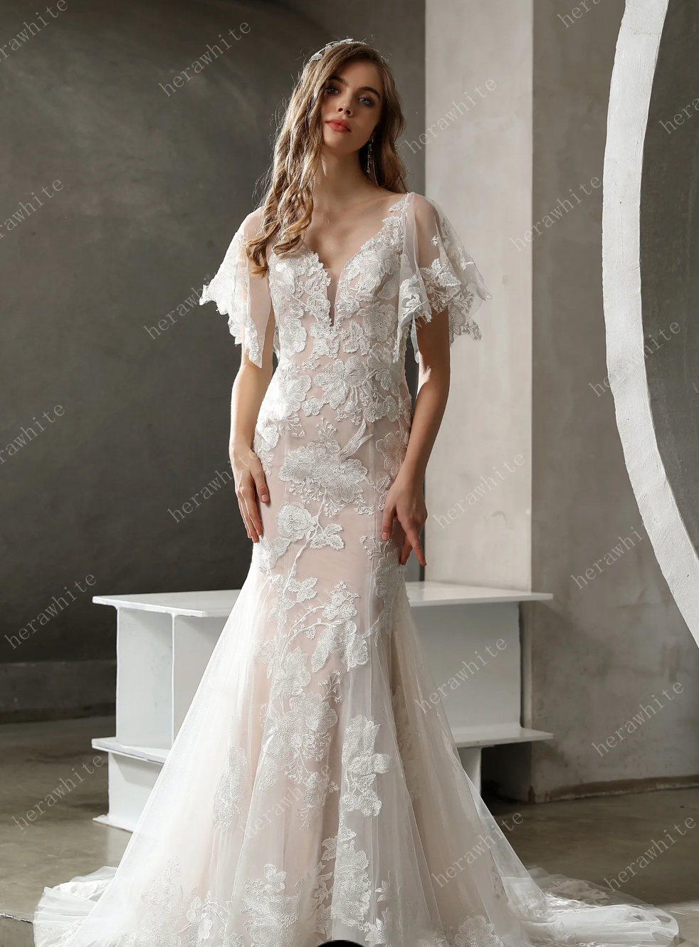Tulle Lace Wedding Dress Detachable Sleeve Trumpet Bridal Gown, this bridal gown is a fresh floral fantasy featuring a plunging v-neckline and luxe floral lace