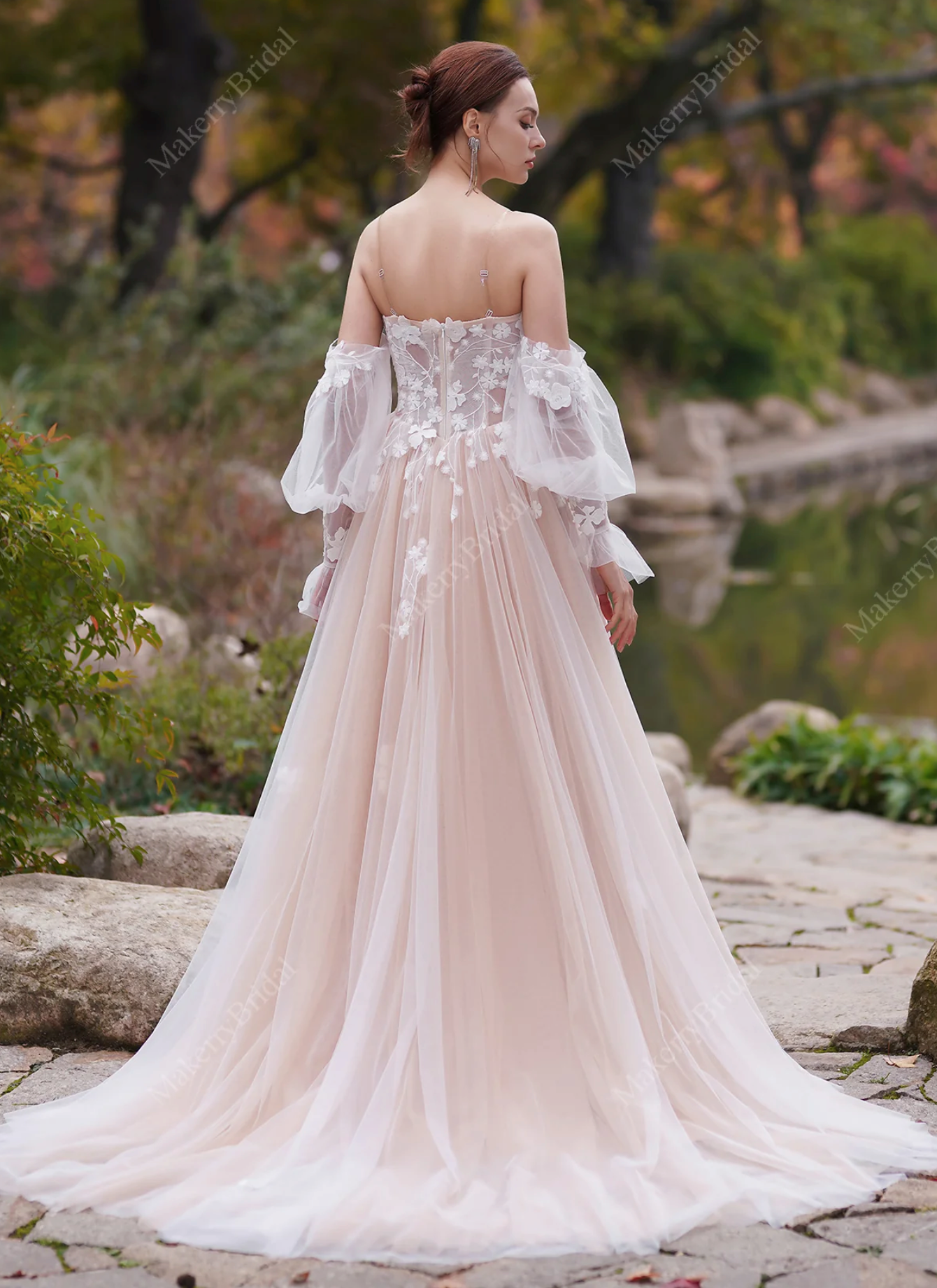 Wedding Dress Tulle A-Line Bridal Gown with 3D Lace, The sweetheart neckline with a subtle V shape offers a contemporary yet refined touch.