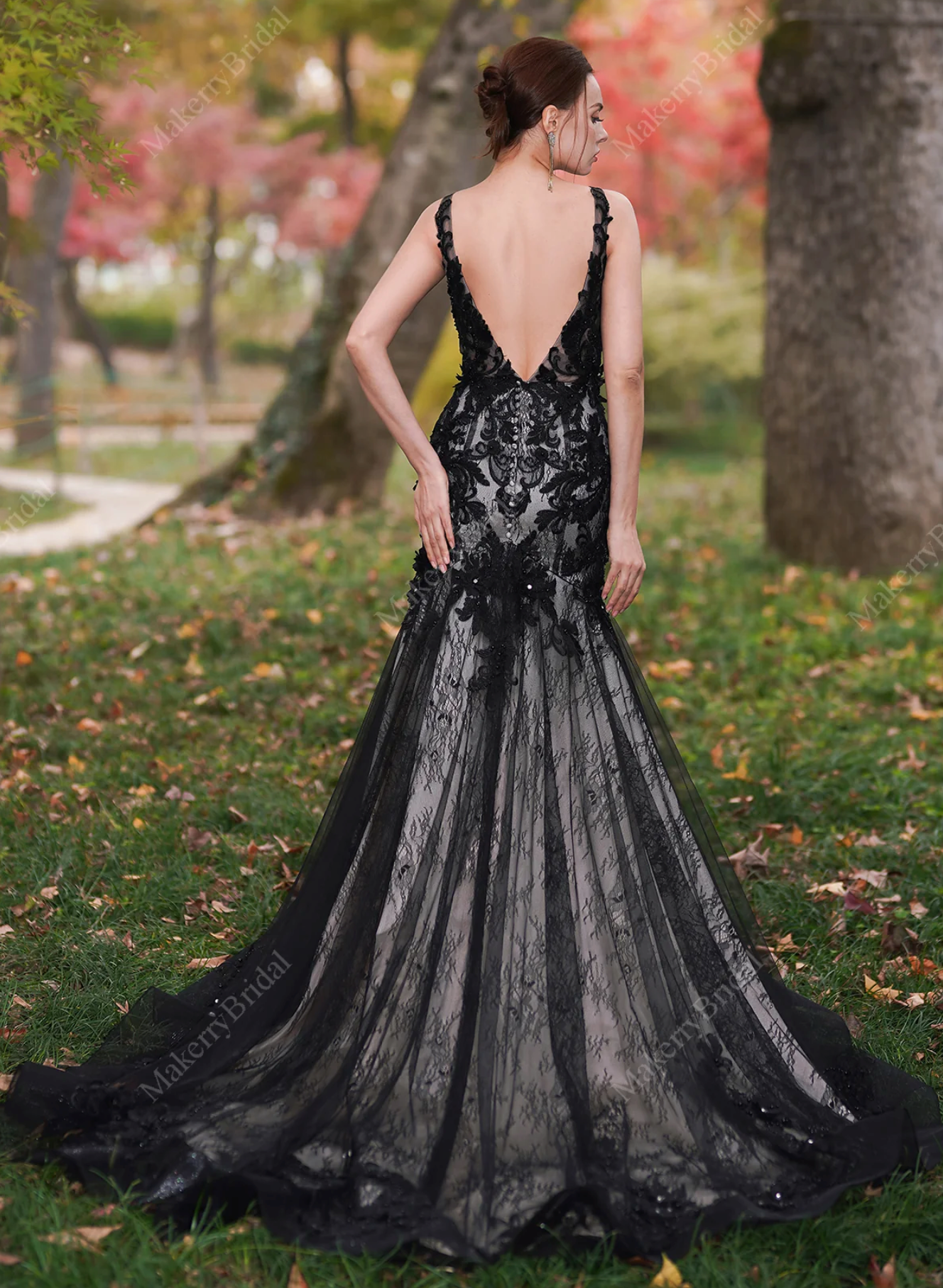 Wedding Dress Black Bridal Gown With Illusion Lace Detachable Sleeves, This striking black bridal gown combines a sexy fitted silhouette with dramatic lace